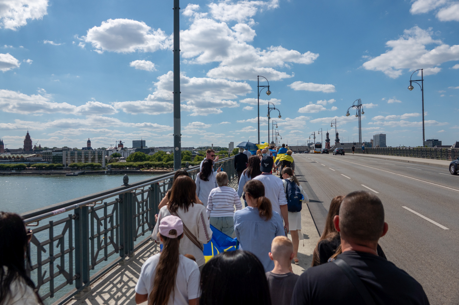 Menschenkette auf der Theodor-Heuss-Brücke: Wiesbaden und Mainz senden starkes Signal für die Ukraine am Sonntag, 24. August 2025.