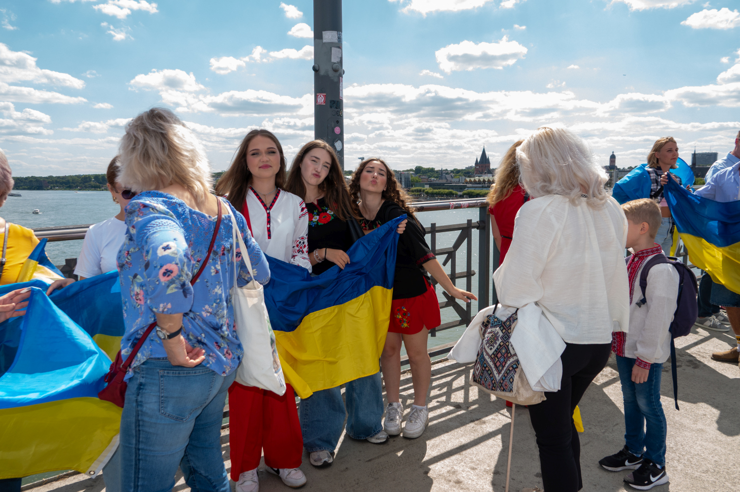 Menschenkette auf der Theodor-Heuss-Brücke: Wiesbaden und Mainz senden starkes Signal für die Ukraine am Sonntag, 24. August 2025.