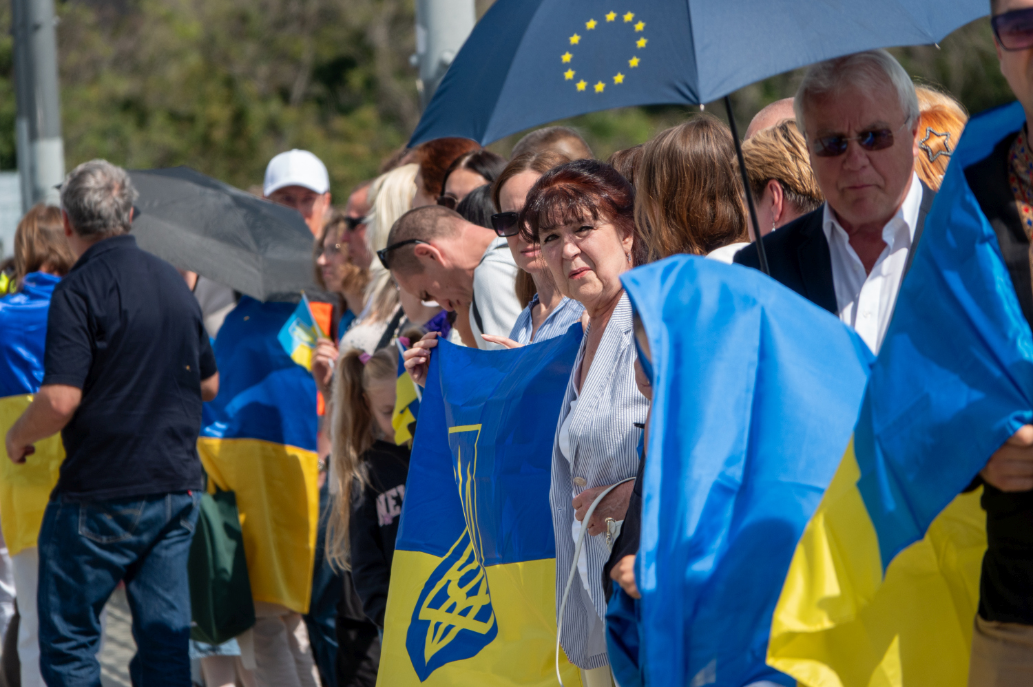 Menschenkette auf der Theodor-Heuss-Brücke: Wiesbaden und Mainz senden starkes Signal für die Ukraine am Sonntag, 24. August 2025.