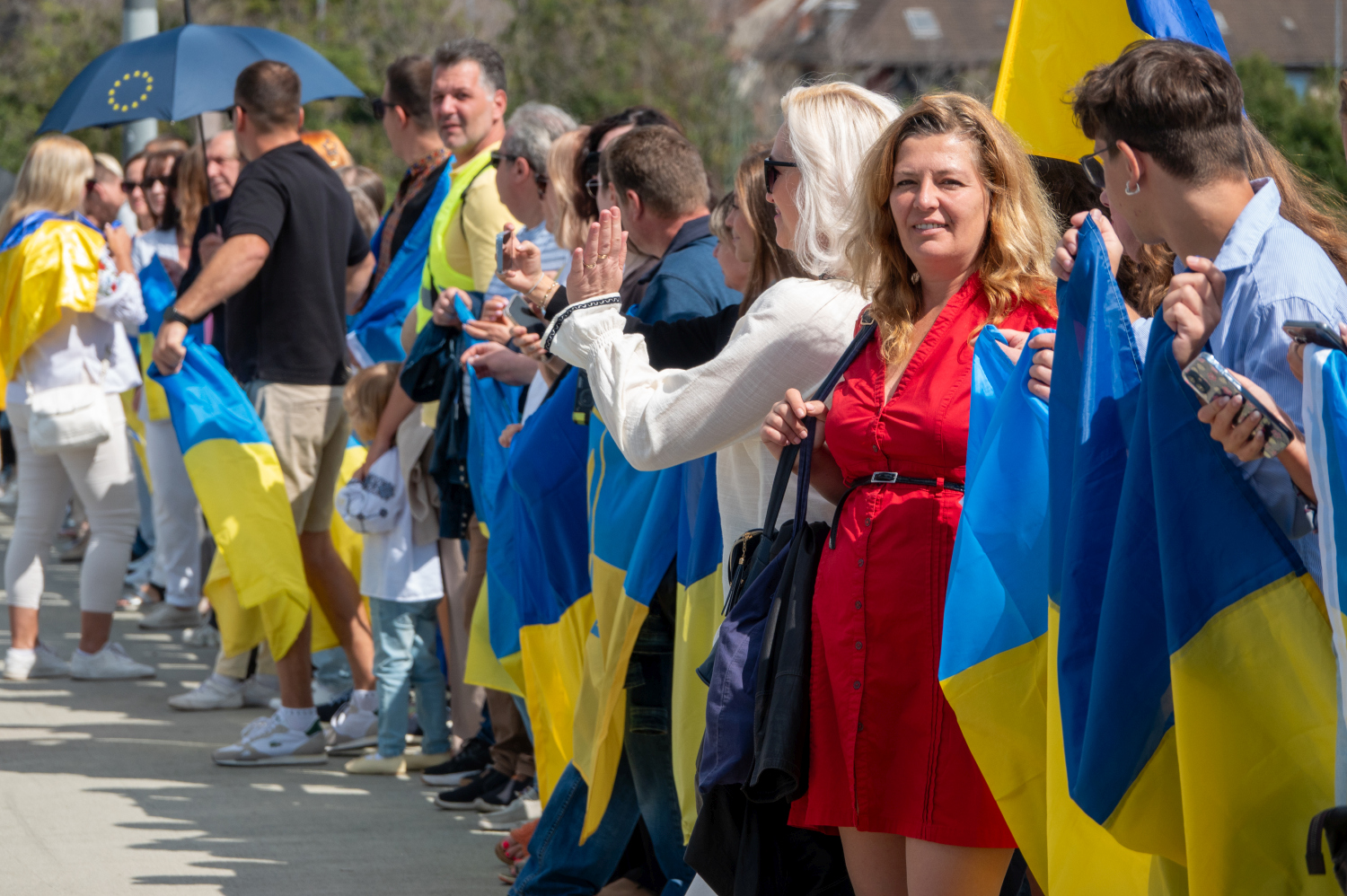 Menschenkette auf der Theodor-Heuss-Brücke: Wiesbaden und Mainz senden starkes Signal für die Ukraine am Sonntag, 24. August 2025.