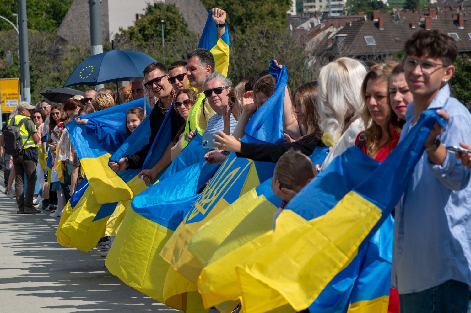 Menschenkette auf der Theodor-Heuss-Brücke: Wiesbaden und Mainz senden starkes Signal für die Ukraine am Sonntag, 24. August 2025.