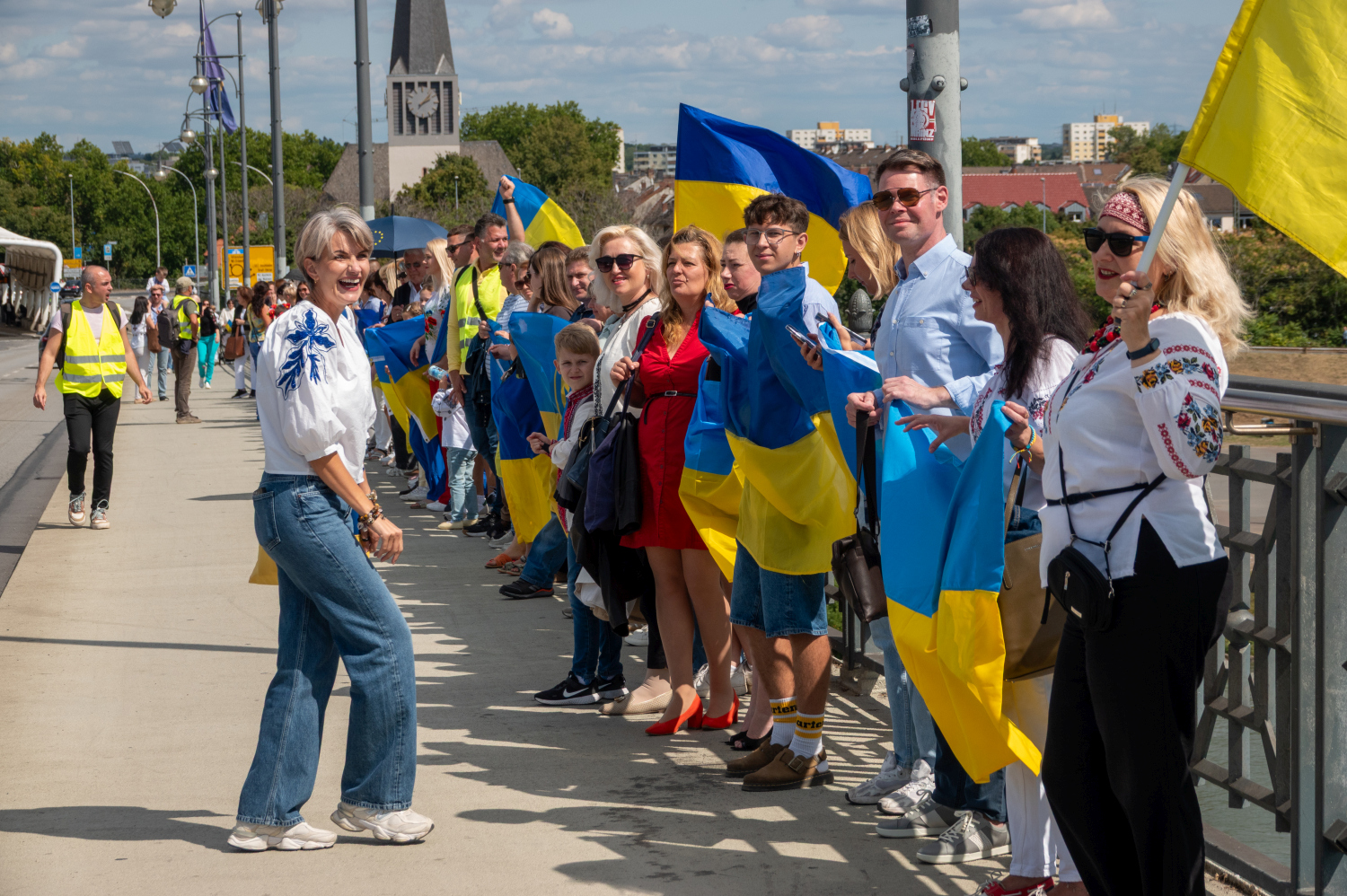 Menschenkette auf der Theodor-Heuss-Brücke: Wiesbaden und Mainz senden starkes Signal für die Ukraine am Sonntag, 24. August 2025.
