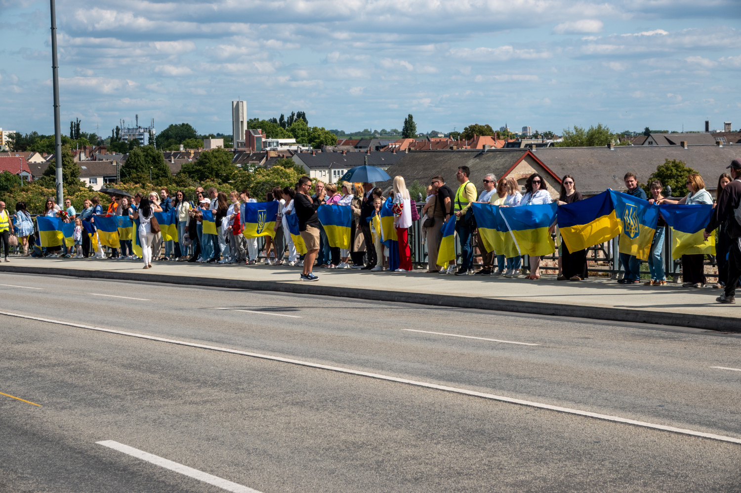 Menschenkette auf der Theodor-Heuss-Brücke: Wiesbaden und Mainz senden starkes Signal für die Ukraine am Sonntag, 24. August 2025.
