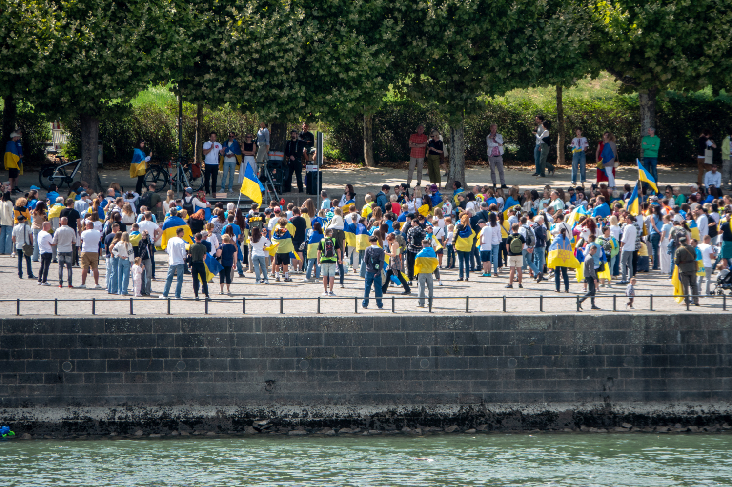 Menschenkette auf der Theodor-Heuss-Brücke: Wiesbaden und Mainz senden starkes Signal für die Ukraine am Sonntag, 24. August 2025.