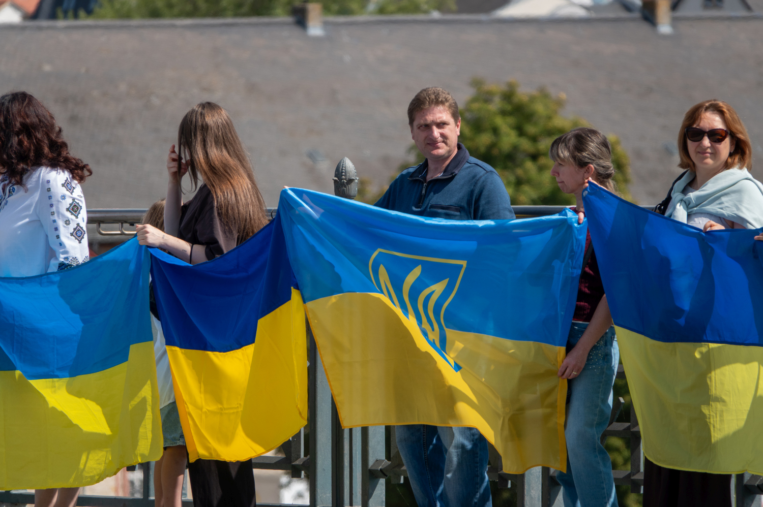 Menschenkette auf der Theodor-Heuss-Brücke: Wiesbaden und Mainz senden starkes Signal für die Ukraine am Sonntag, 24. August 2025.