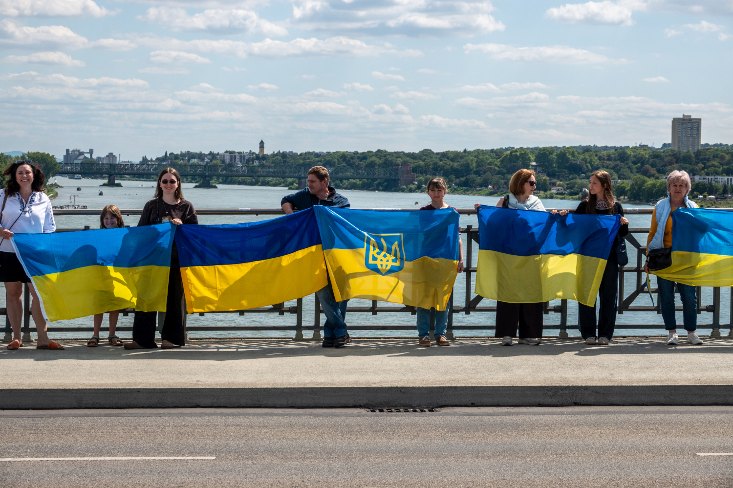Menschenkette auf der Theodor-Heuss-Brücke: Wiesbaden und Mainz senden starkes Signal für die Ukraine am Sonntag, 24. August 2025.