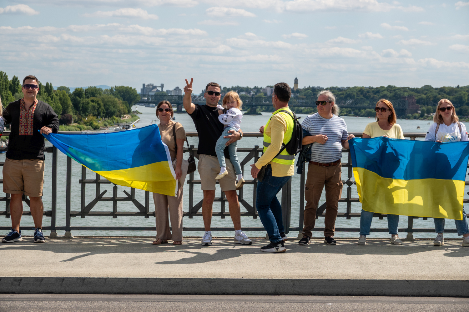 Menschenkette auf der Theodor-Heuss-Brücke: Wiesbaden und Mainz senden starkes Signal für die Ukraine am Sonntag, 24. August 2025.