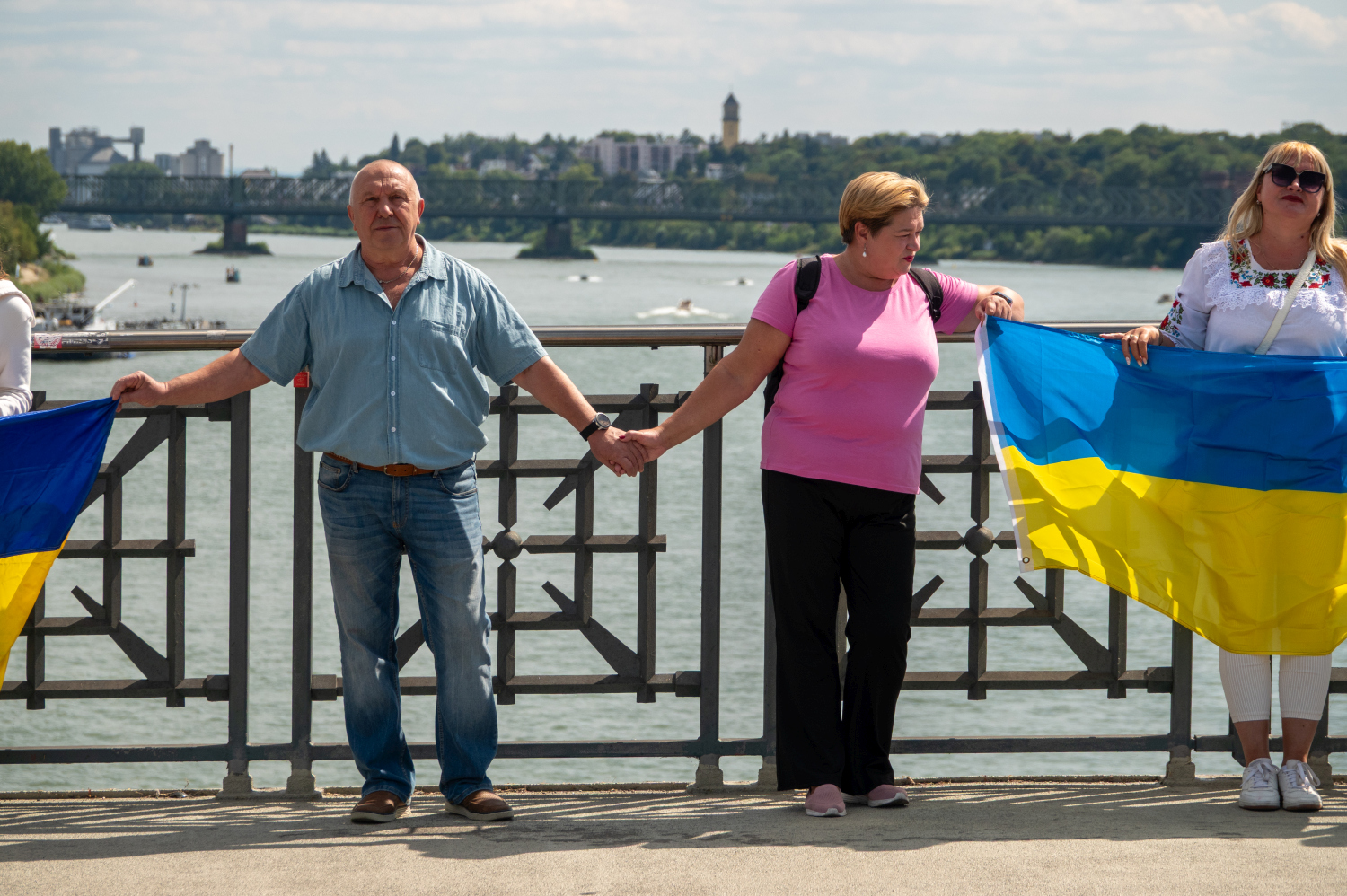 Menschenkette auf der Theodor-Heuss-Brücke: Wiesbaden und Mainz senden starkes Signal für die Ukraine am Sonntag, 24. August 2025.
