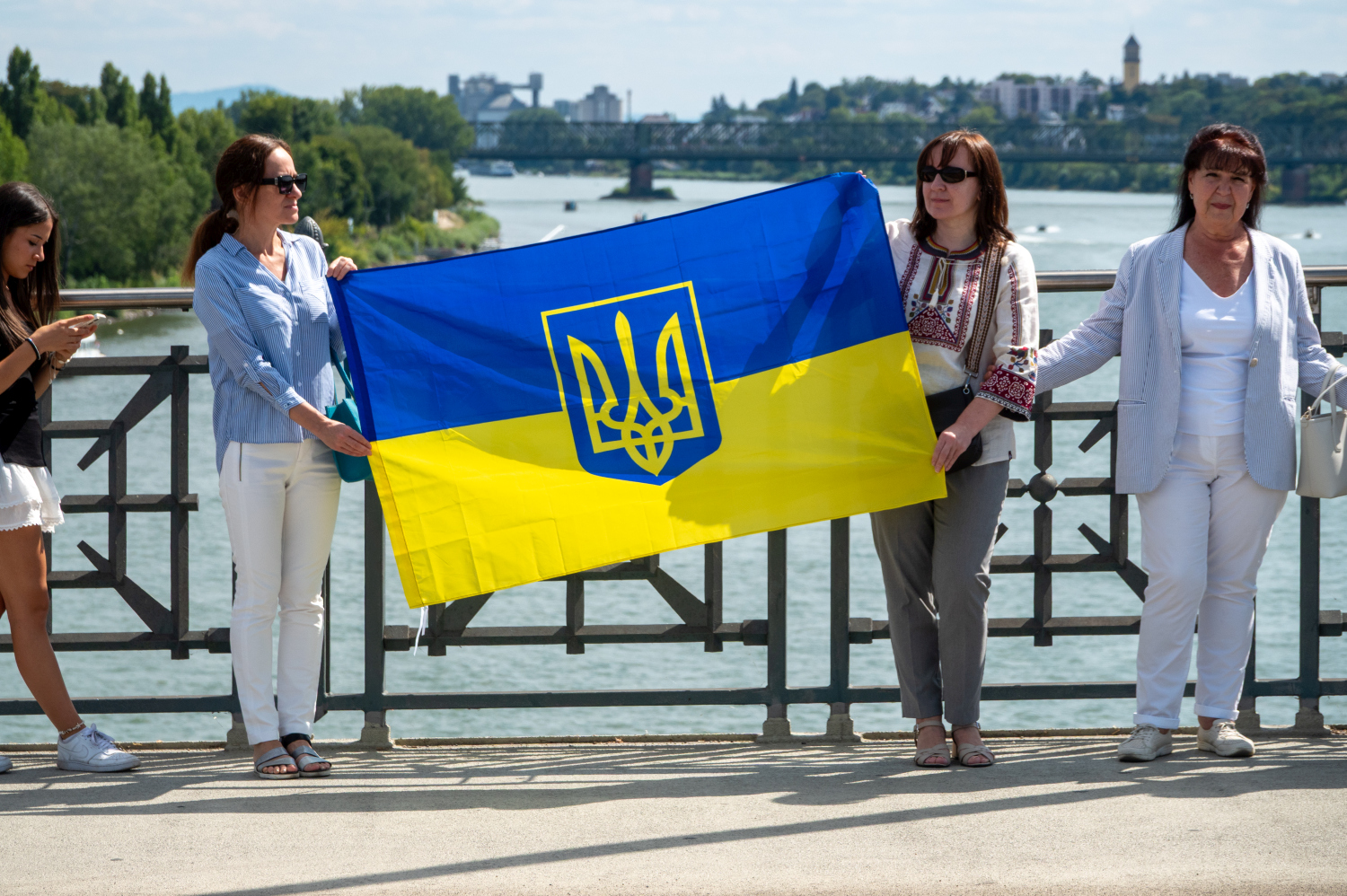 Menschenkette auf der Theodor-Heuss-Brücke: Wiesbaden und Mainz senden starkes Signal für die Ukraine am Sonntag, 24. August 2025.