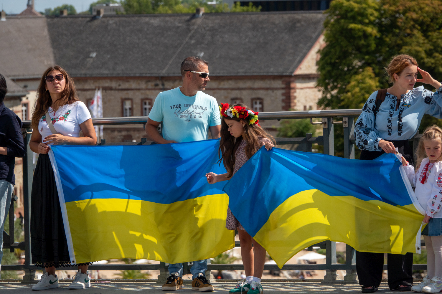 Menschenkette auf der Theodor-Heuss-Brücke: Wiesbaden und Mainz senden starkes Signal für die Ukraine am Sonntag, 24. August 2025.