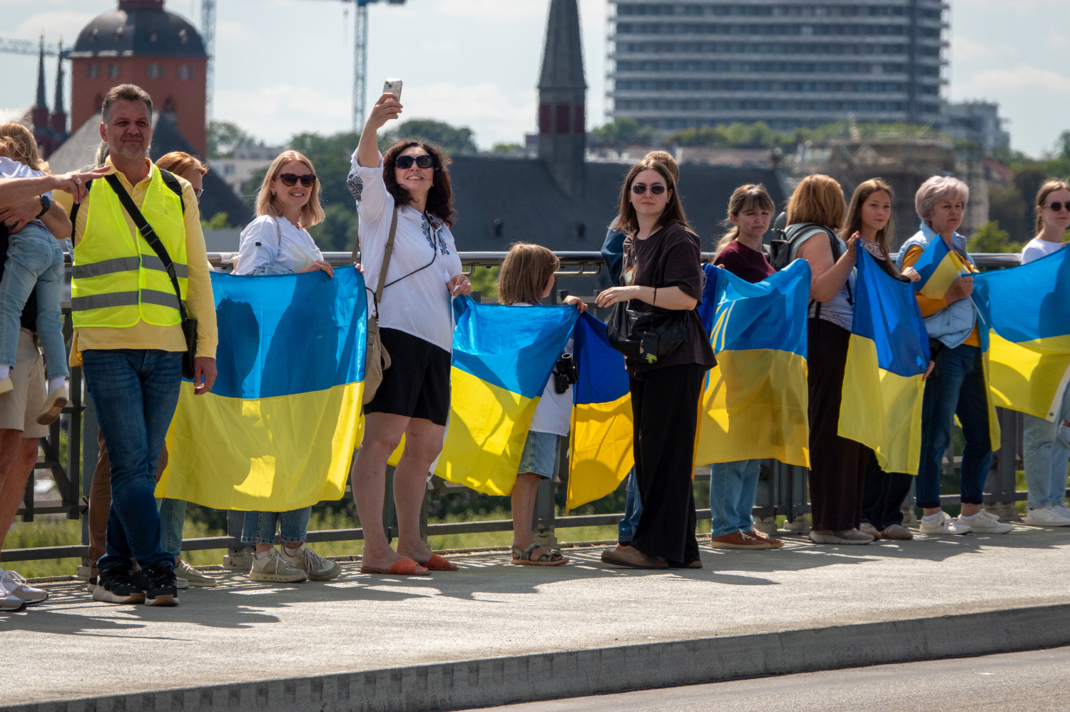 Menschenkette auf der Theodor-Heuss-Brücke: Wiesbaden und Mainz senden starkes Signal für die Ukraine am Sonntag, 24. August 2025.