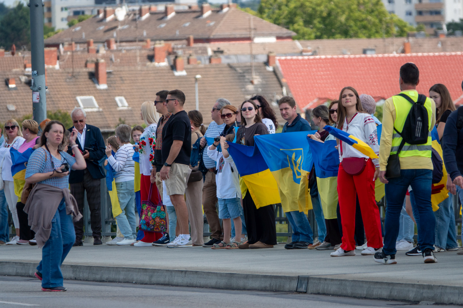 Menschenkette auf der Theodor-Heuss-Brücke: Wiesbaden und Mainz senden starkes Signal für die Ukraine am Sonntag, 24. August 2025.