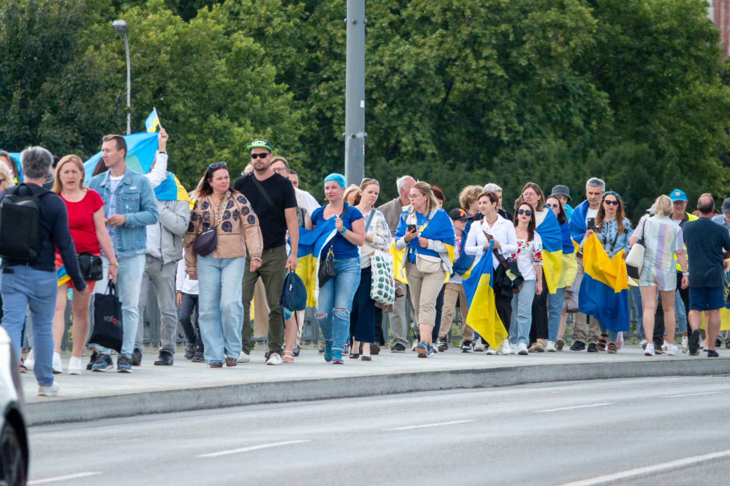 Menschenkette auf der Theodor-Heuss-Brücke: Wiesbaden und Mainz senden starkes Signal für die Ukraine am Sonntag, 24. August 2025.