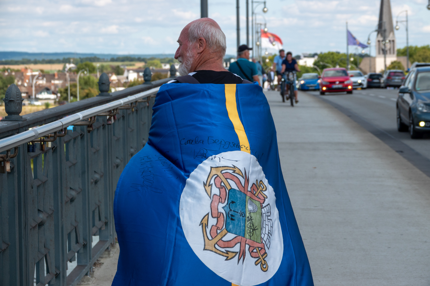 Menschenkette auf der Theodor-Heuss-Brücke: Wiesbaden und Mainz senden starkes Signal für die Ukraine am Sonntag, 24. August 2025.
