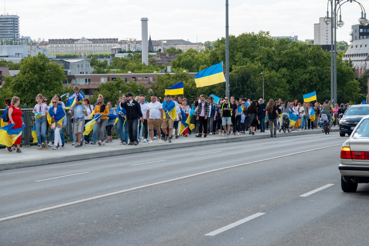 Menschenkette auf der Theodor-Heuss-Brücke: Wiesbaden und Mainz senden starkes Signal für die Ukraine am Sonntag, 24. August 2025.