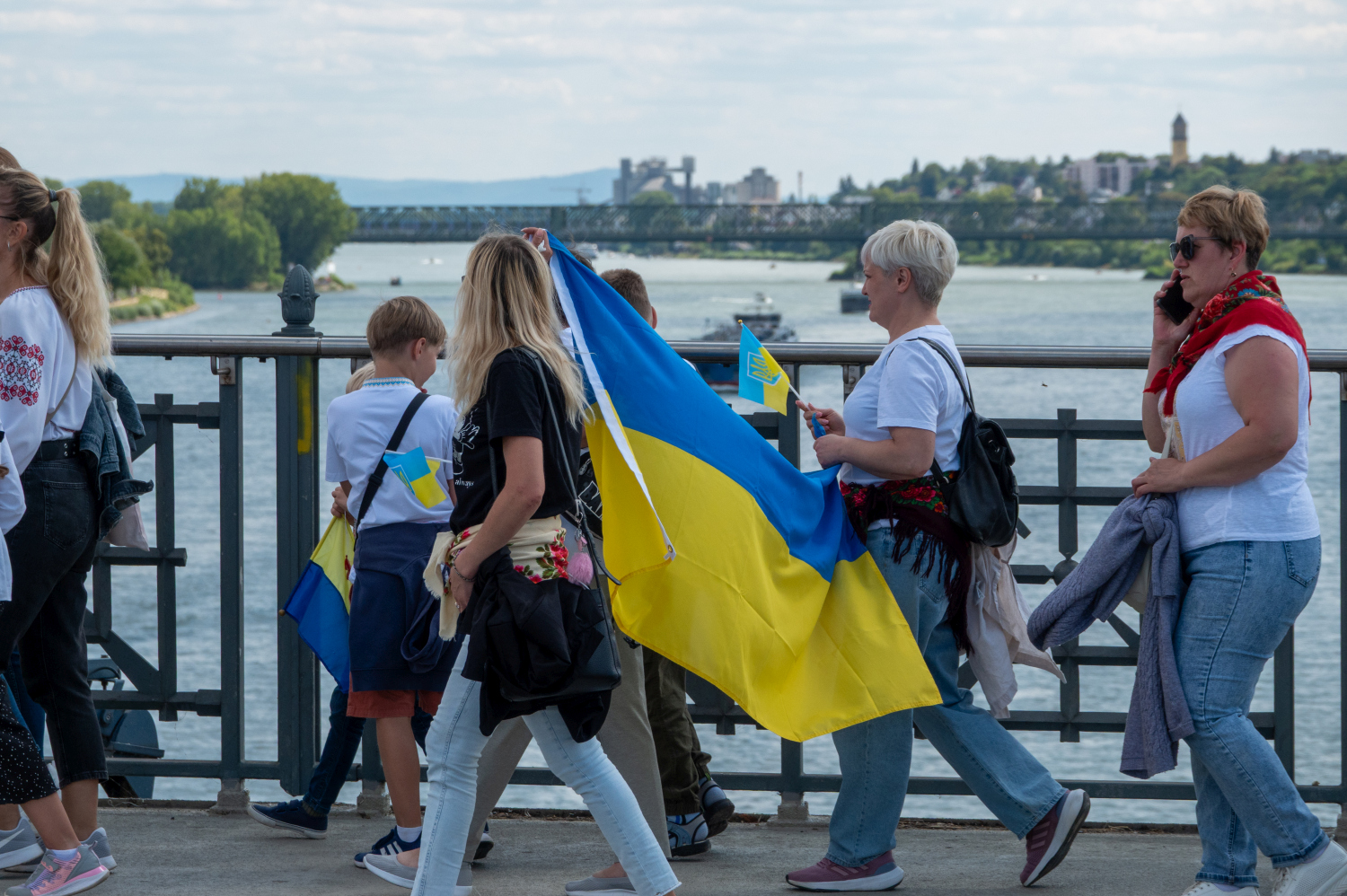 Menschenkette auf der Theodor-Heuss-Brücke: Wiesbaden und Mainz senden starkes Signal für die Ukraine am Sonntag, 24. August 2025.