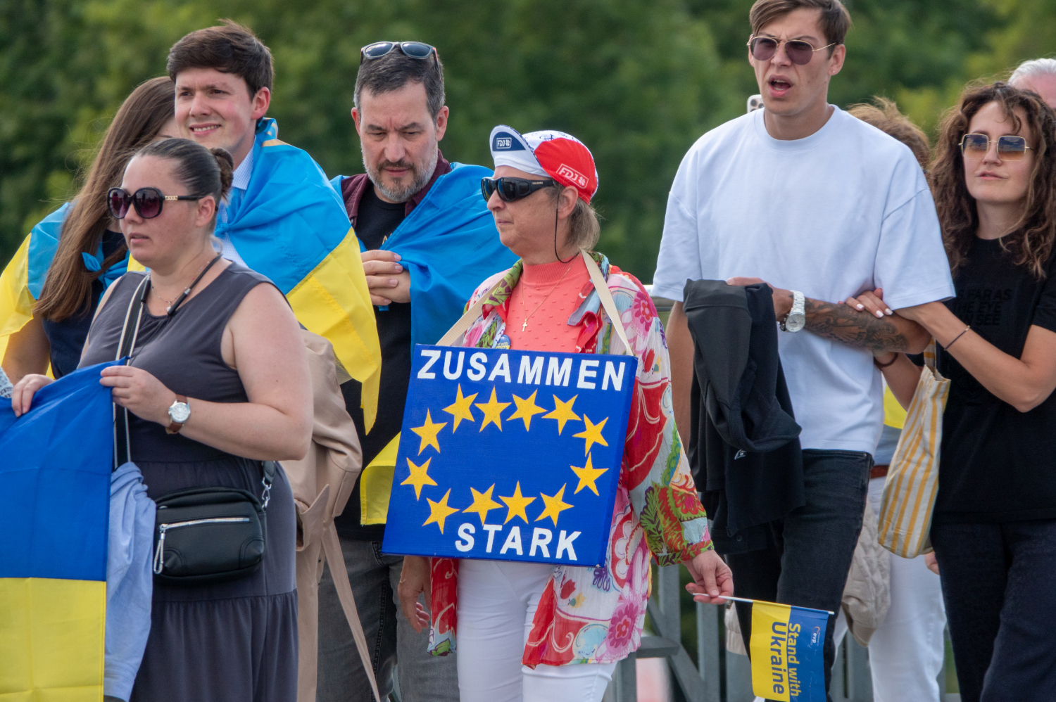 Menschenkette auf der Theodor-Heuss-Brücke: Wiesbaden und Mainz senden starkes Signal für die Ukraine am Sonntag, 24. August 2025.