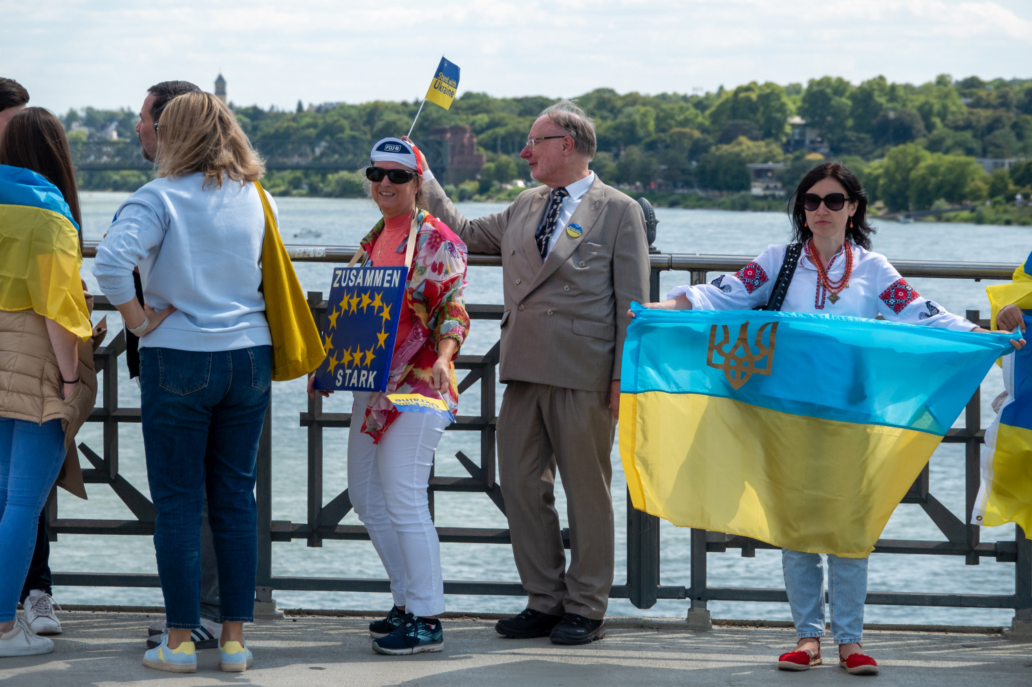 Menschenkette auf der Theodor-Heuss-Brücke: Wiesbaden und Mainz senden starkes Signal für die Ukraine am Sonntag, 24. August 2025.