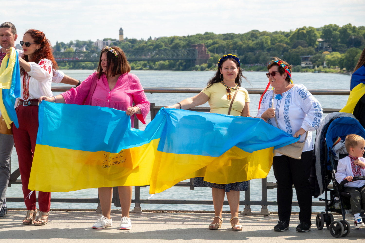 Menschenkette auf der Theodor-Heuss-Brücke: Wiesbaden und Mainz senden starkes Signal für die Ukraine am Sonntag, 24. August 2025.