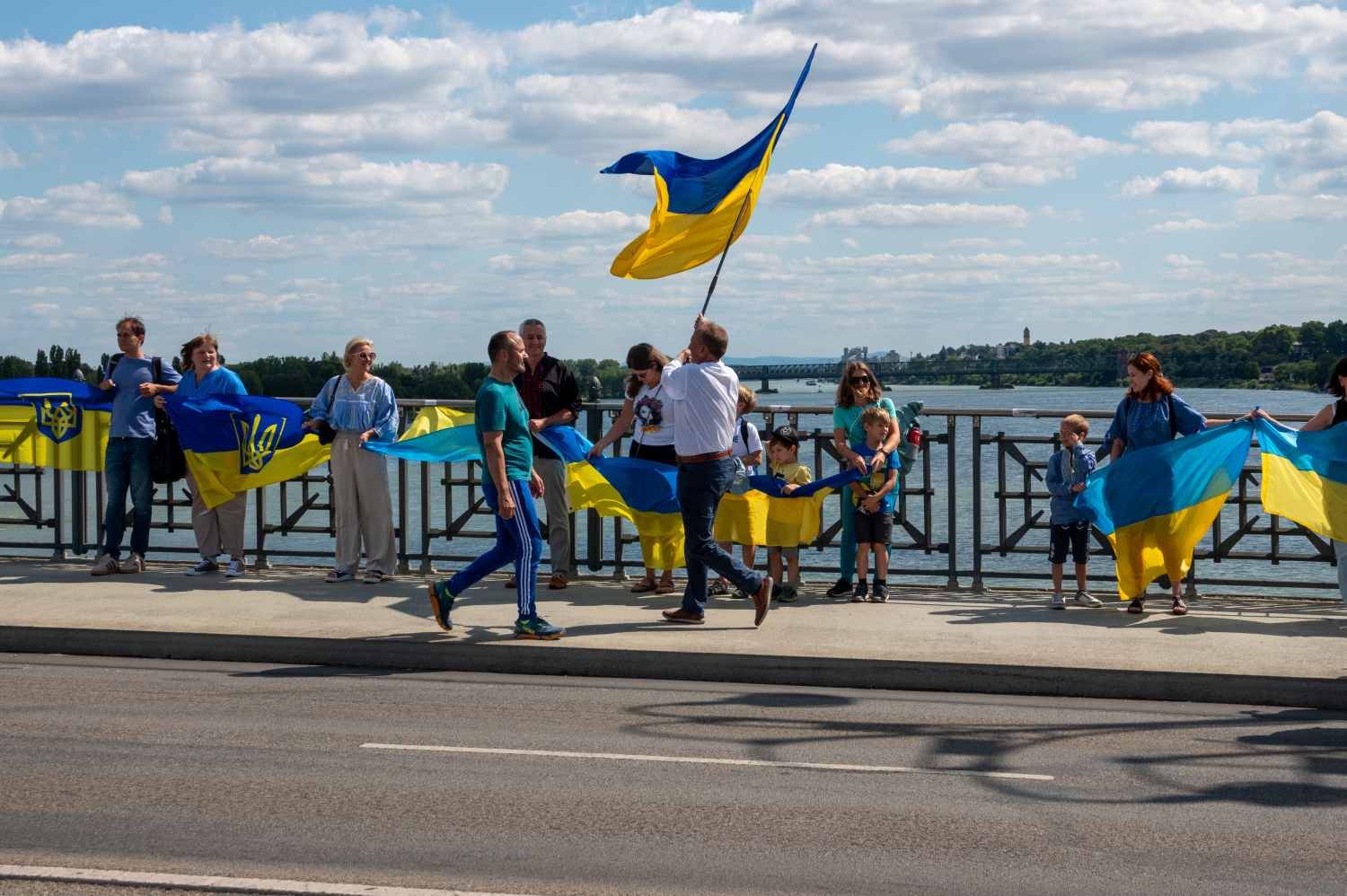 Menschenkette auf der Theodor-Heuss-Brücke: Wiesbaden und Mainz senden starkes Signal für die Ukraine am Sonntag, 24. August 2025.