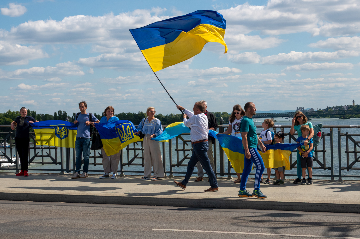 Menschenkette auf der Theodor-Heuss-Brücke: Wiesbaden und Mainz senden starkes Signal für die Ukraine am Sonntag, 24. August 2025.