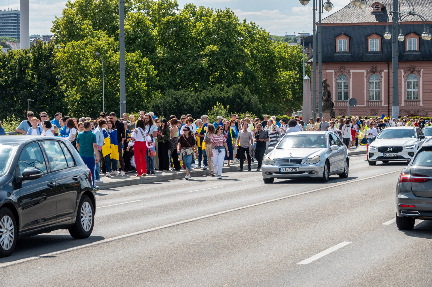Menschenkette auf der Theodor-Heuss-Brücke: Wiesbaden und Mainz senden starkes Signal für die Ukraine am Sonntag, 24. August 2025.