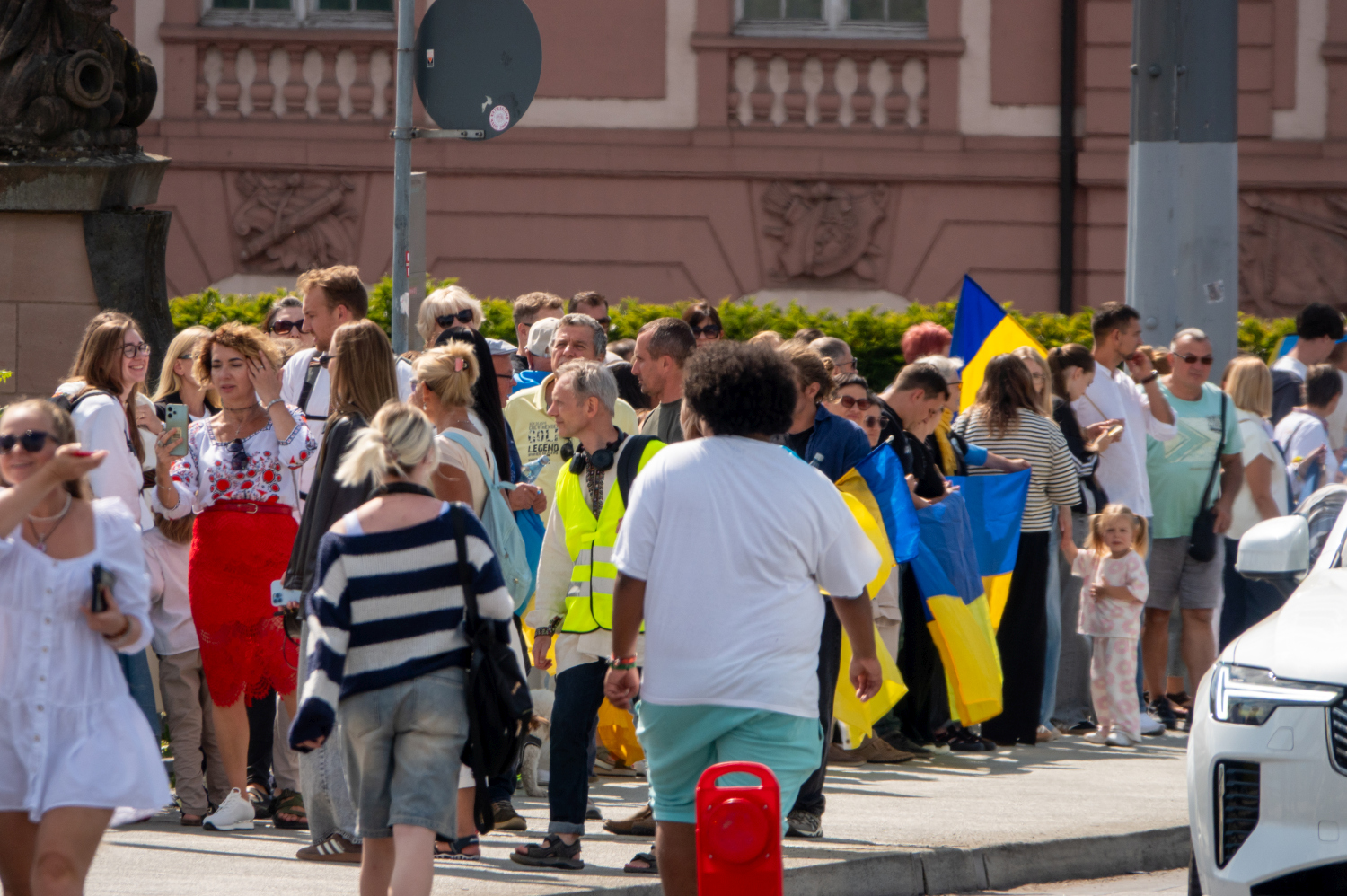 Menschenkette auf der Theodor-Heuss-Brücke: Wiesbaden und Mainz senden starkes Signal für die Ukraine am Sonntag, 24. August 2025.
