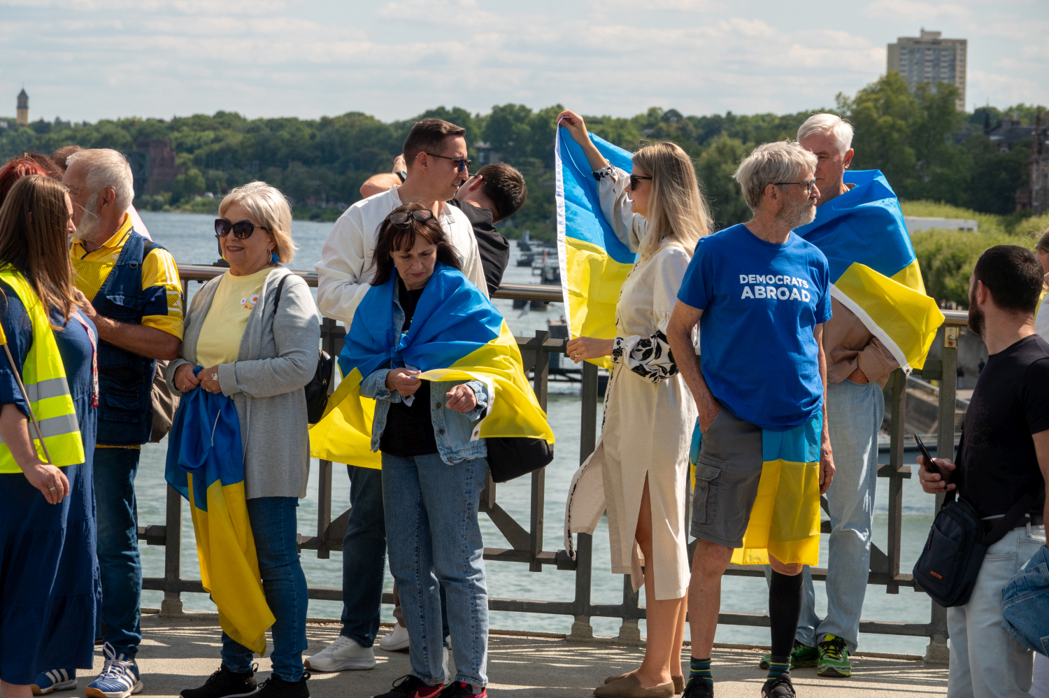 Menschenkette auf der Theodor-Heuss-Brücke: Wiesbaden und Mainz senden starkes Signal für die Ukraine am Sonntag, 24. August 2025.