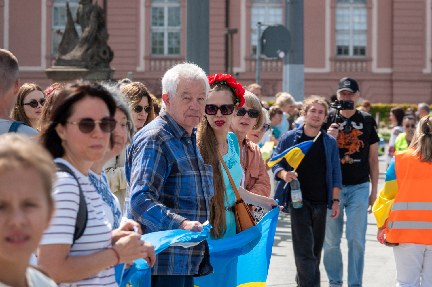 Menschenkette auf der Theodor-Heuss-Brücke: Wiesbaden und Mainz senden starkes Signal für die Ukraine am Sonntag, 24. August 2025.