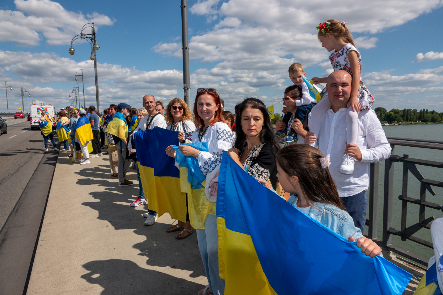 Menschenkette auf der Theodor-Heuss-Brücke: Wiesbaden und Mainz senden starkes Signal für die Ukraine am Sonntag, 24. August 2025.