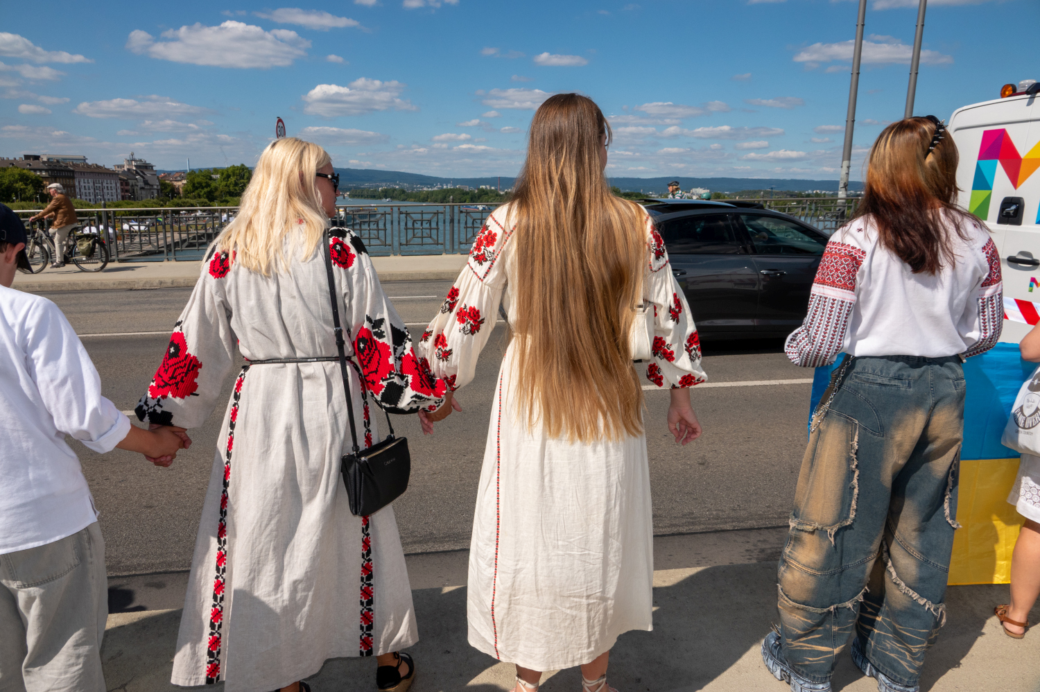 Menschenkette auf der Theodor-Heuss-Brücke: Wiesbaden und Mainz senden starkes Signal für die Ukraine am Sonntag, 24. August 2025.