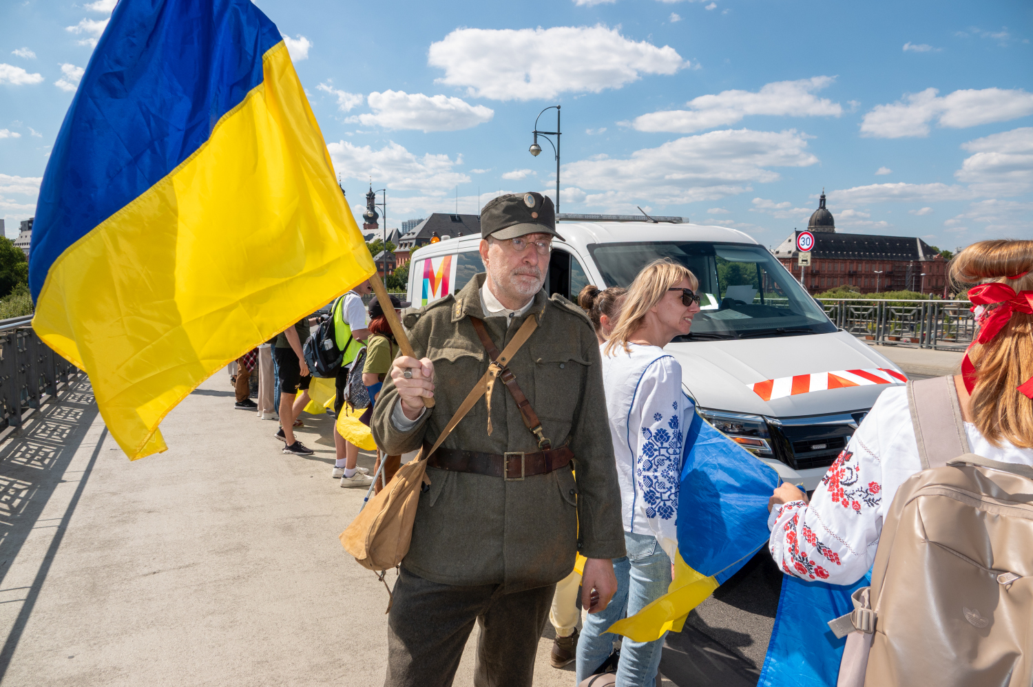 Menschenkette auf der Theodor-Heuss-Brücke: Wiesbaden und Mainz senden starkes Signal für die Ukraine am Sonntag, 24. August 2025.