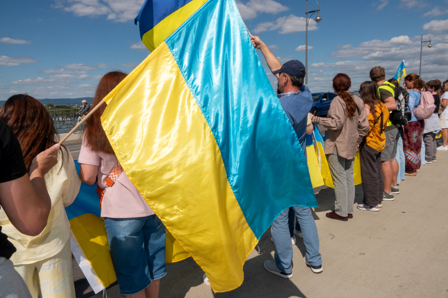 Menschenkette auf der Theodor-Heuss-Brücke: Wiesbaden und Mainz senden starkes Signal für die Ukraine am Sonntag, 24. August 2025.