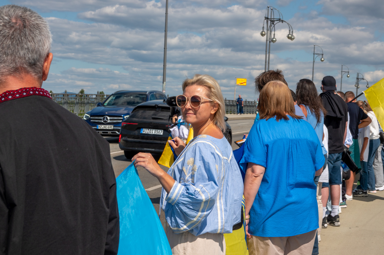 Menschenkette auf der Theodor-Heuss-Brücke: Wiesbaden und Mainz senden starkes Signal für die Ukraine am Sonntag, 24. August 2025.