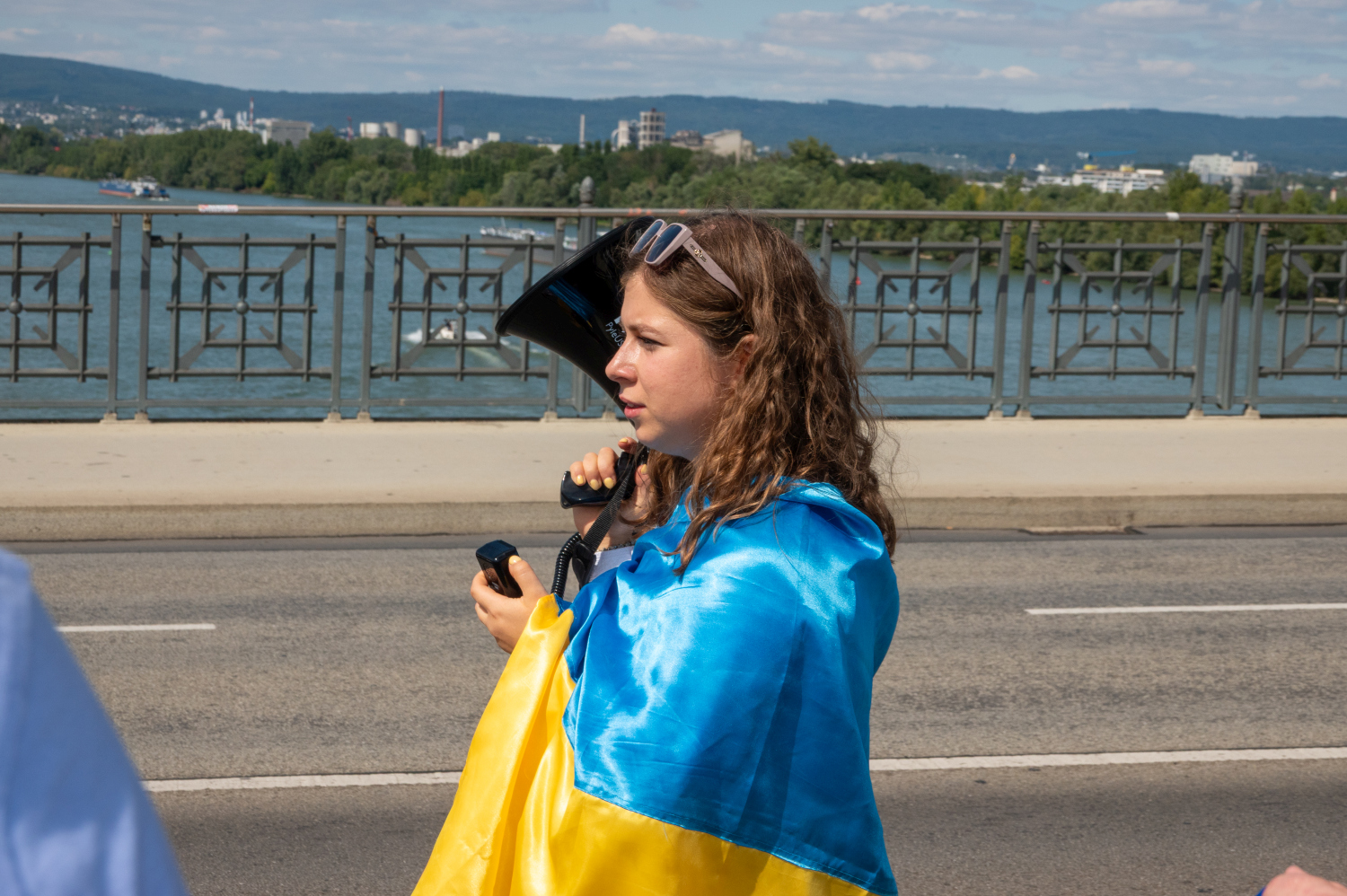 Menschenkette auf der Theodor-Heuss-Brücke: Wiesbaden und Mainz senden starkes Signal für die Ukraine am Sonntag, 24. August 2025.