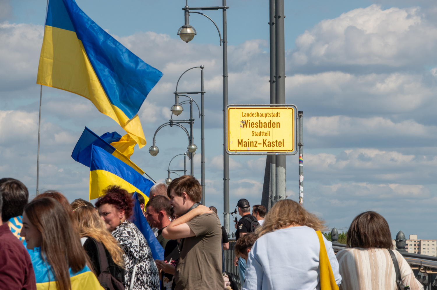 Menschenkette auf der Theodor-Heuss-Brücke: Wiesbaden und Mainz senden starkes Signal für die Ukraine am Sonntag, 24. August 2025.
