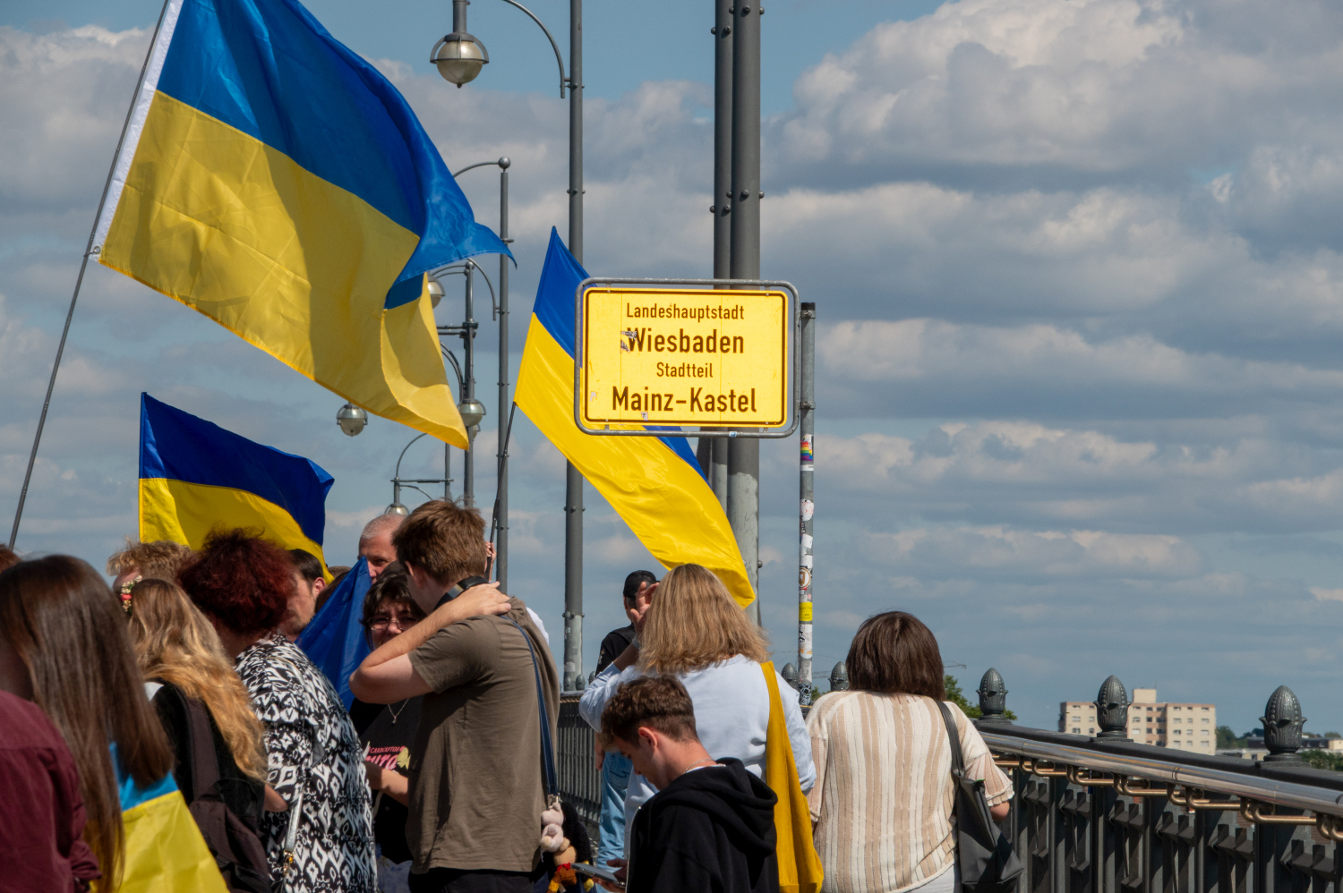 Menschenkette auf der Theodor-Heuss-Brücke: Wiesbaden und Mainz senden starkes Signal für die Ukraine am Sonntag, 24. August 2025.