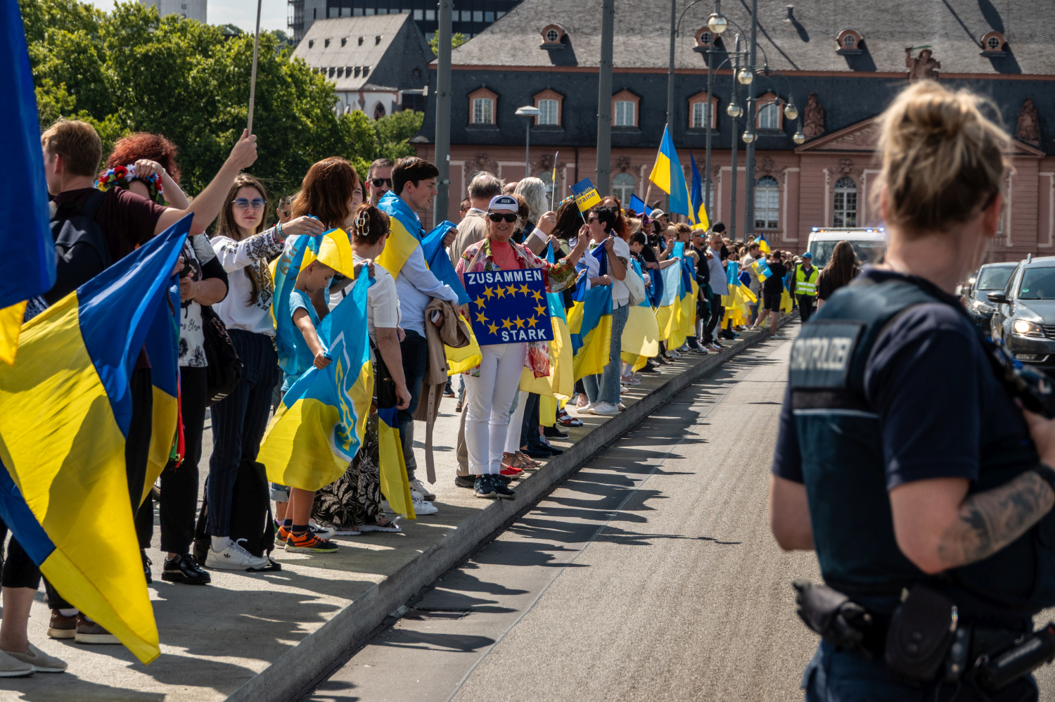 Menschenkette auf der Theodor-Heuss-Brücke: Wiesbaden und Mainz senden starkes Signal für die Ukraine am Sonntag, 24. August 2025.