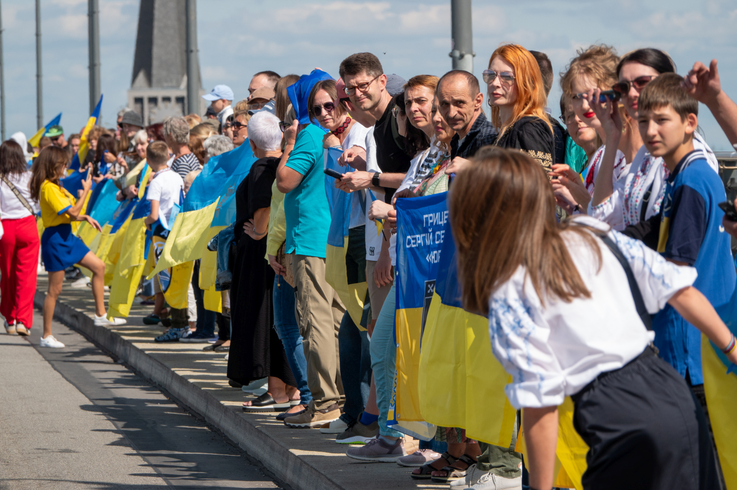 Menschenkette auf der Theodor-Heuss-Brücke: Wiesbaden und Mainz senden starkes Signal für die Ukraine am Sonntag, 24. August 2025.