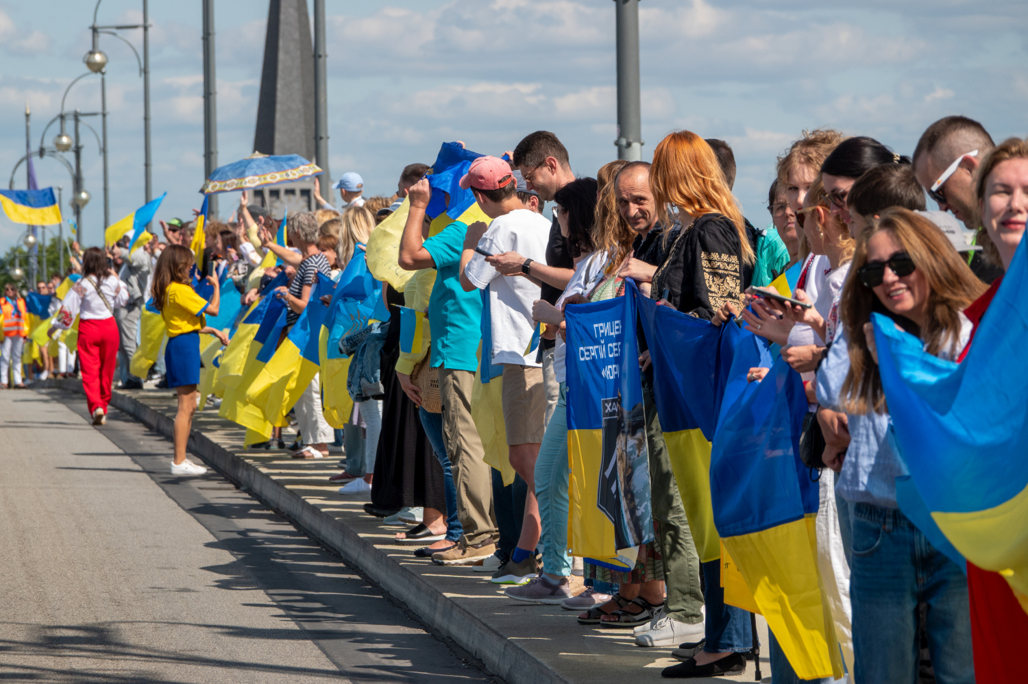 Menschenkette auf der Theodor-Heuss-Brücke: Wiesbaden und Mainz senden starkes Signal für die Ukraine am Sonntag, 24. August 2025.