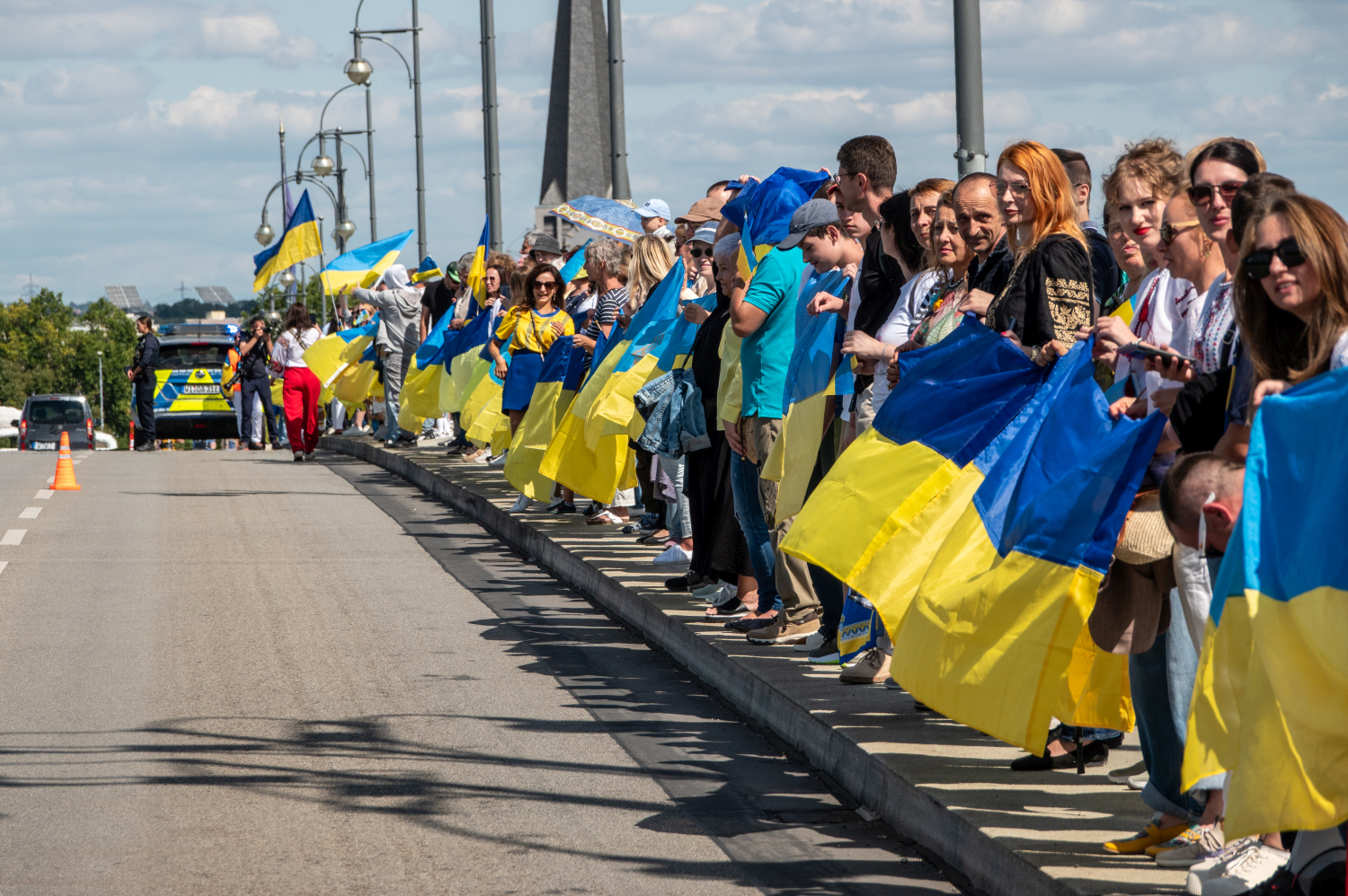 Menschenkette auf der Theodor-Heuss-Brücke: Wiesbaden und Mainz senden starkes Signal für die Ukraine am Sonntag, 24. August 2025.