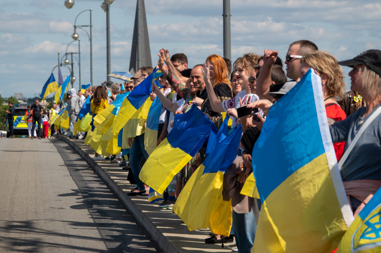 Menschenkette auf der Theodor-Heuss-Brücke: Wiesbaden und Mainz senden starkes Signal für die Ukraine am Sonntag, 24. August 2025.