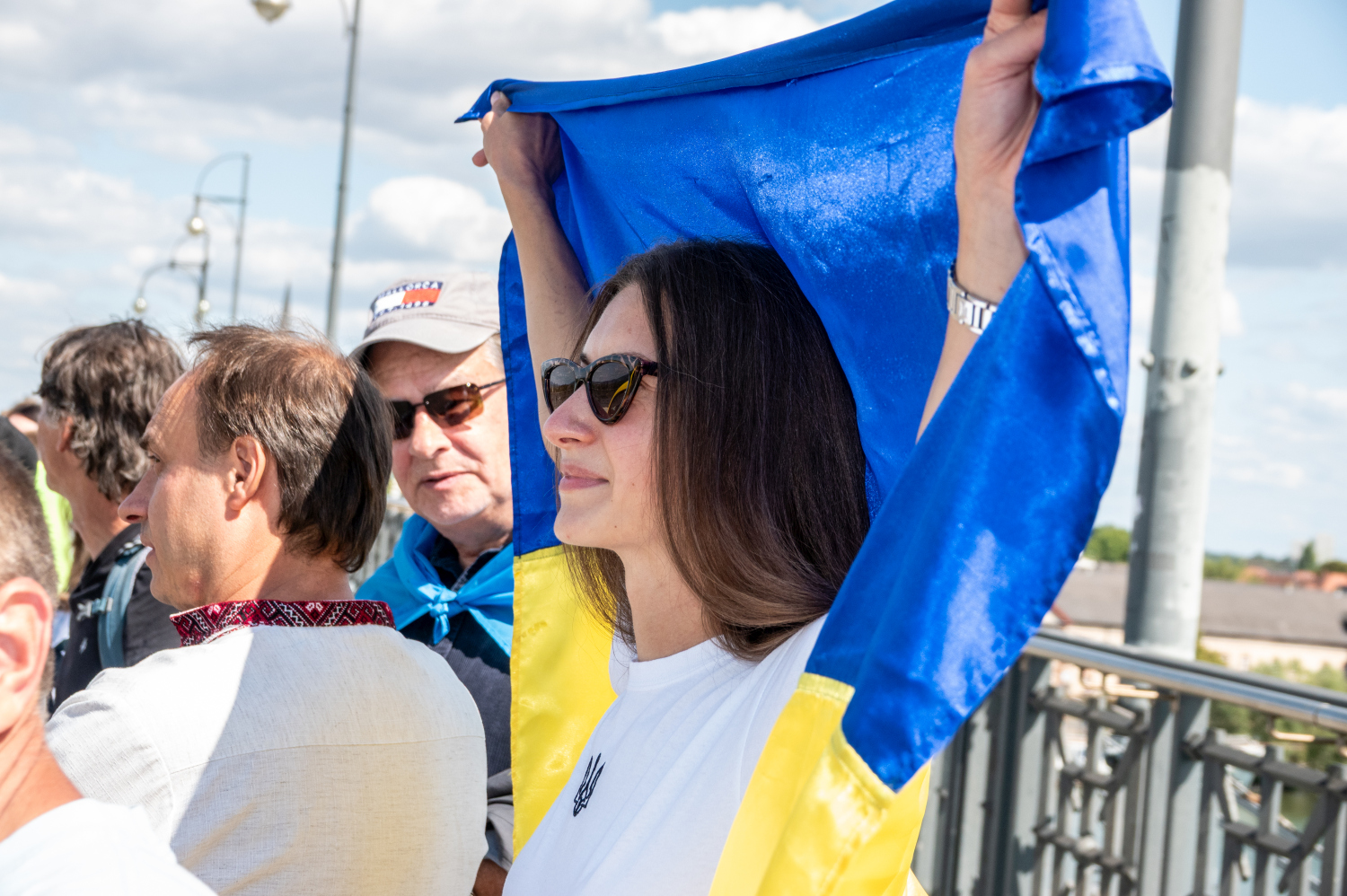 Menschenkette auf der Theodor-Heuss-Brücke: Wiesbaden und Mainz senden starkes Signal für die Ukraine am Sonntag, 24. August 2025.