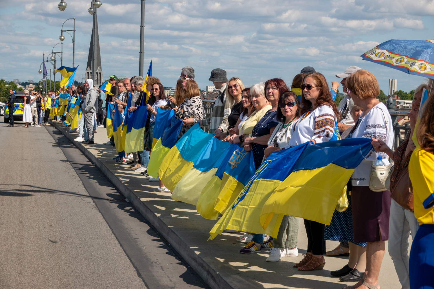 Menschenkette auf der Theodor-Heuss-Brücke: Wiesbaden und Mainz senden starkes Signal für die Ukraine am Sonntag, 24. August 2025.