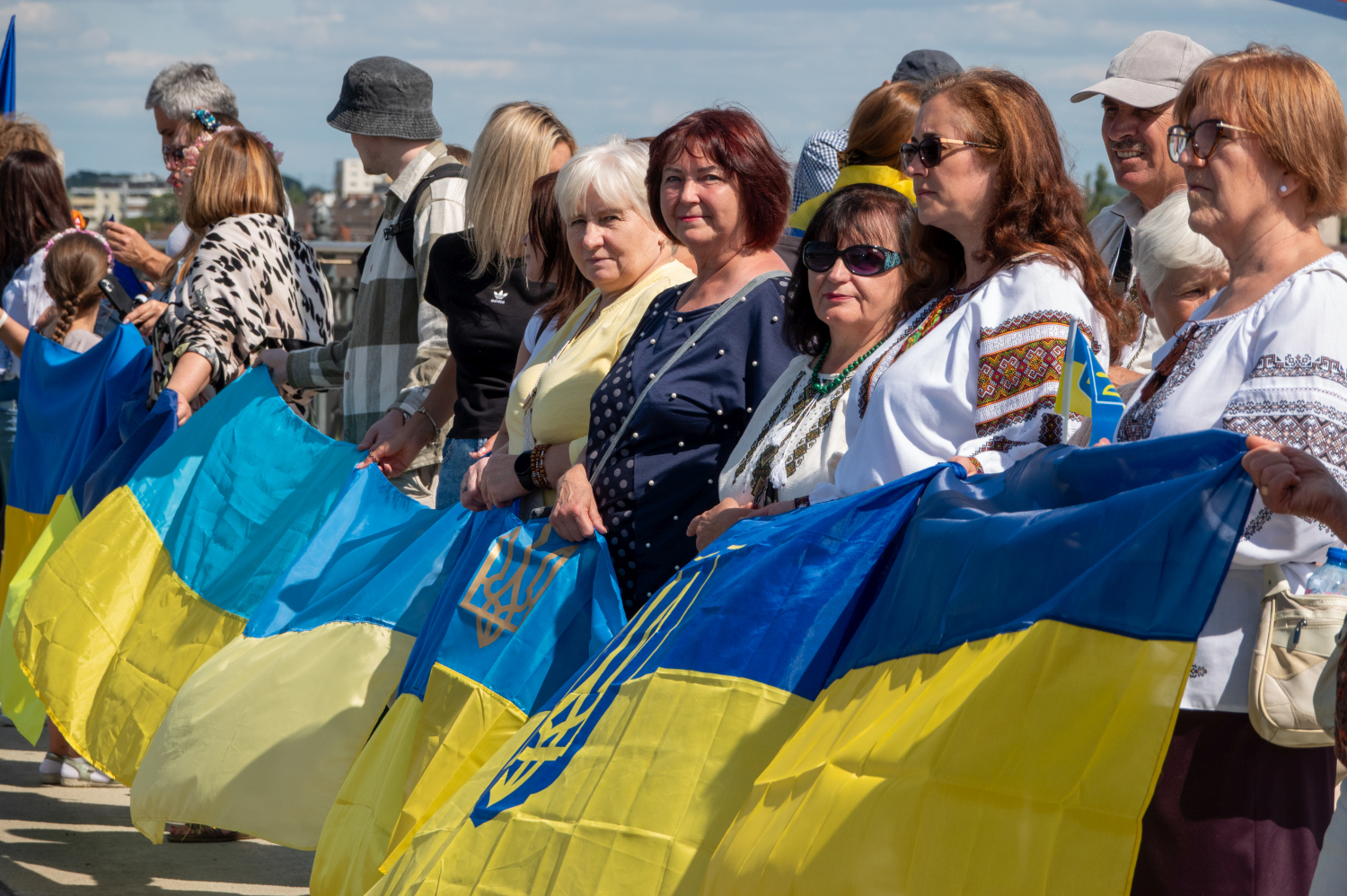 Menschenkette auf der Theodor-Heuss-Brücke: Wiesbaden und Mainz senden starkes Signal für die Ukraine am Sonntag, 24. August 2025.