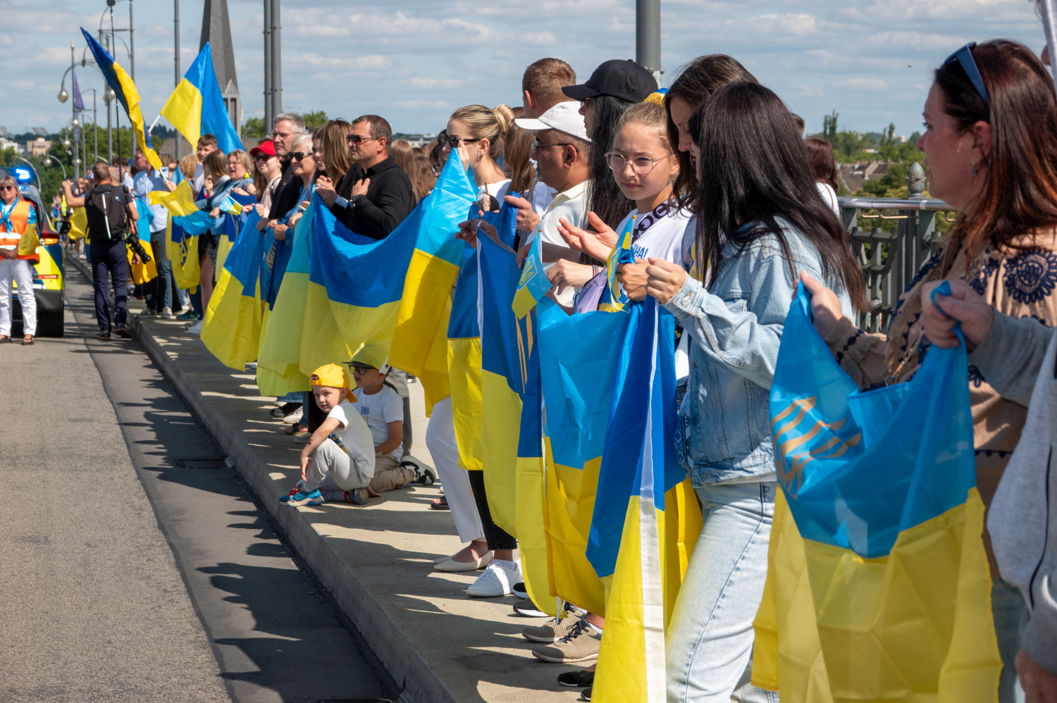 Menschenkette auf der Theodor-Heuss-Brücke: Wiesbaden und Mainz senden starkes Signal für die Ukraine am Sonntag, 24. August 2025.