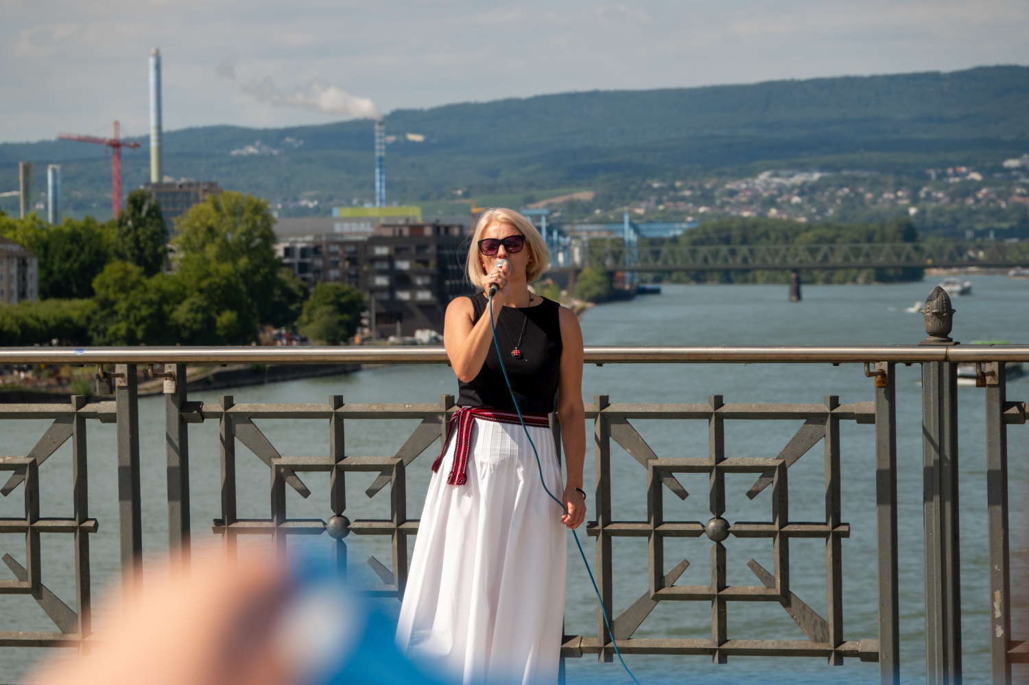 Menschenkette auf der Theodor-Heuss-Brücke: Wiesbaden und Mainz senden starkes Signal für die Ukraine am Sonntag, 24. August 2025.