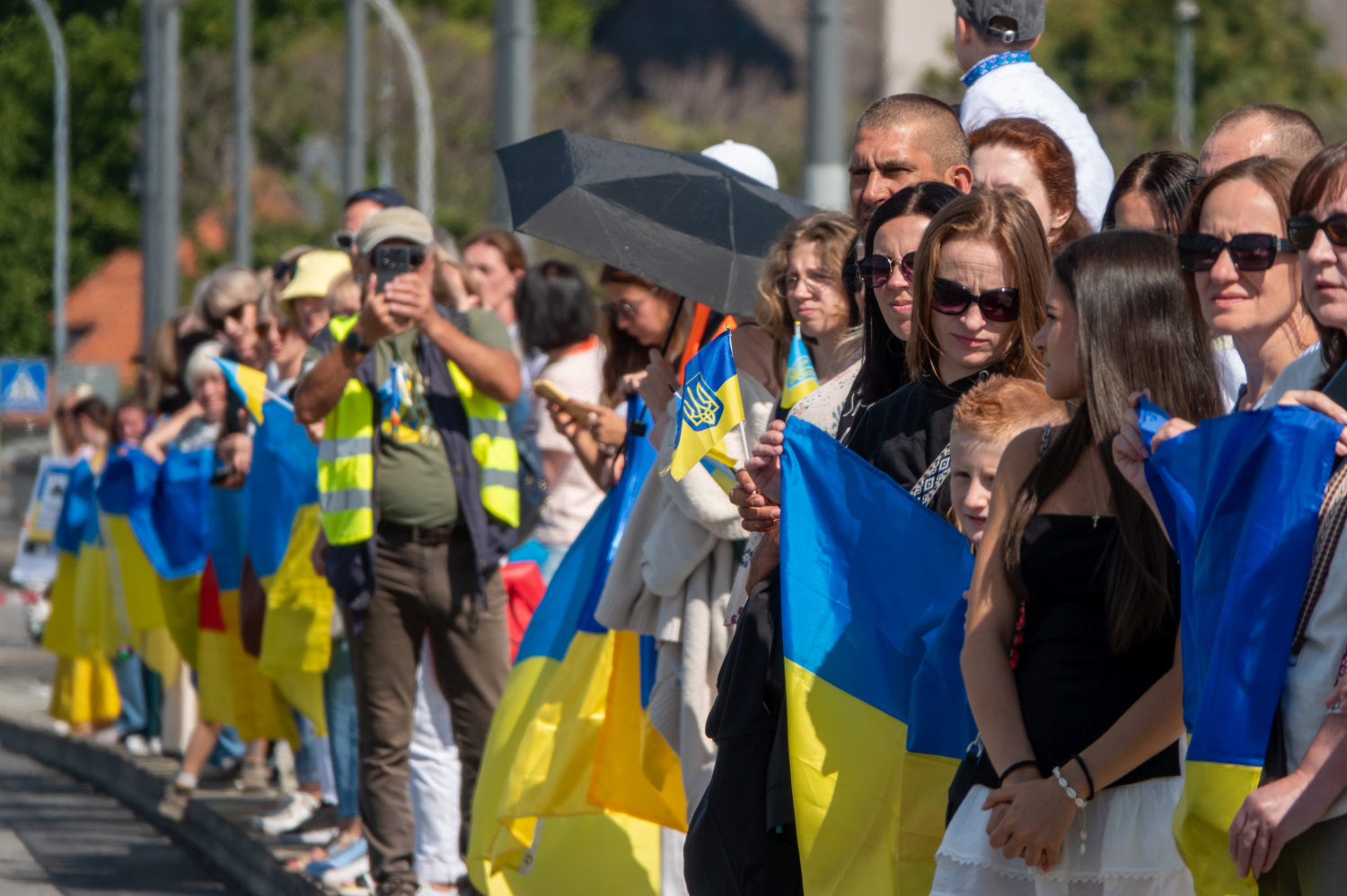 Menschenkette auf der Theodor-Heuss-Brücke: Wiesbaden und Mainz senden starkes Signal für die Ukraine am Sonntag, 24. August 2025.
