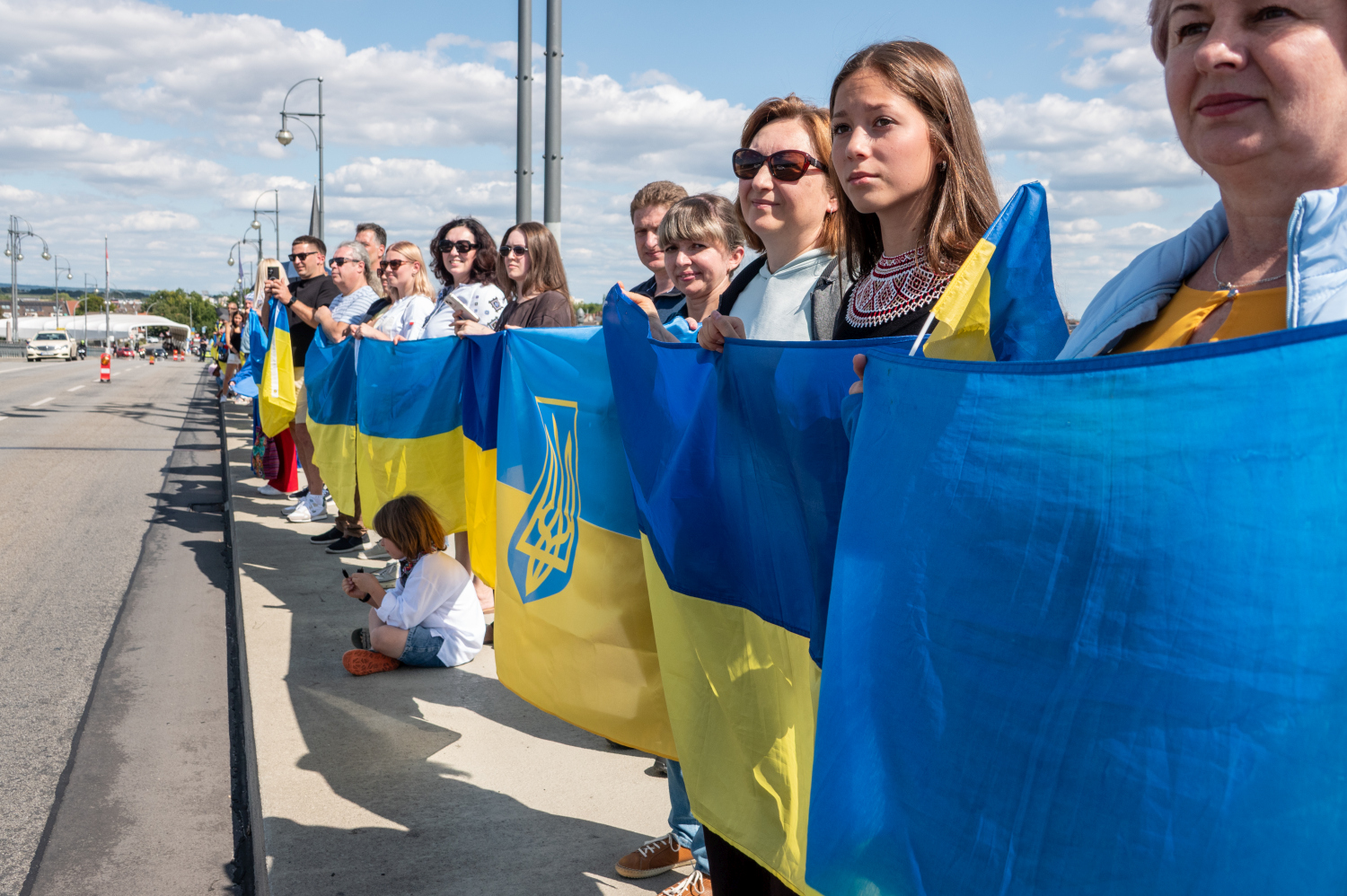 Menschenkette auf der Theodor-Heuss-Brücke: Wiesbaden und Mainz senden starkes Signal für die Ukraine am Sonntag, 24. August 2025.