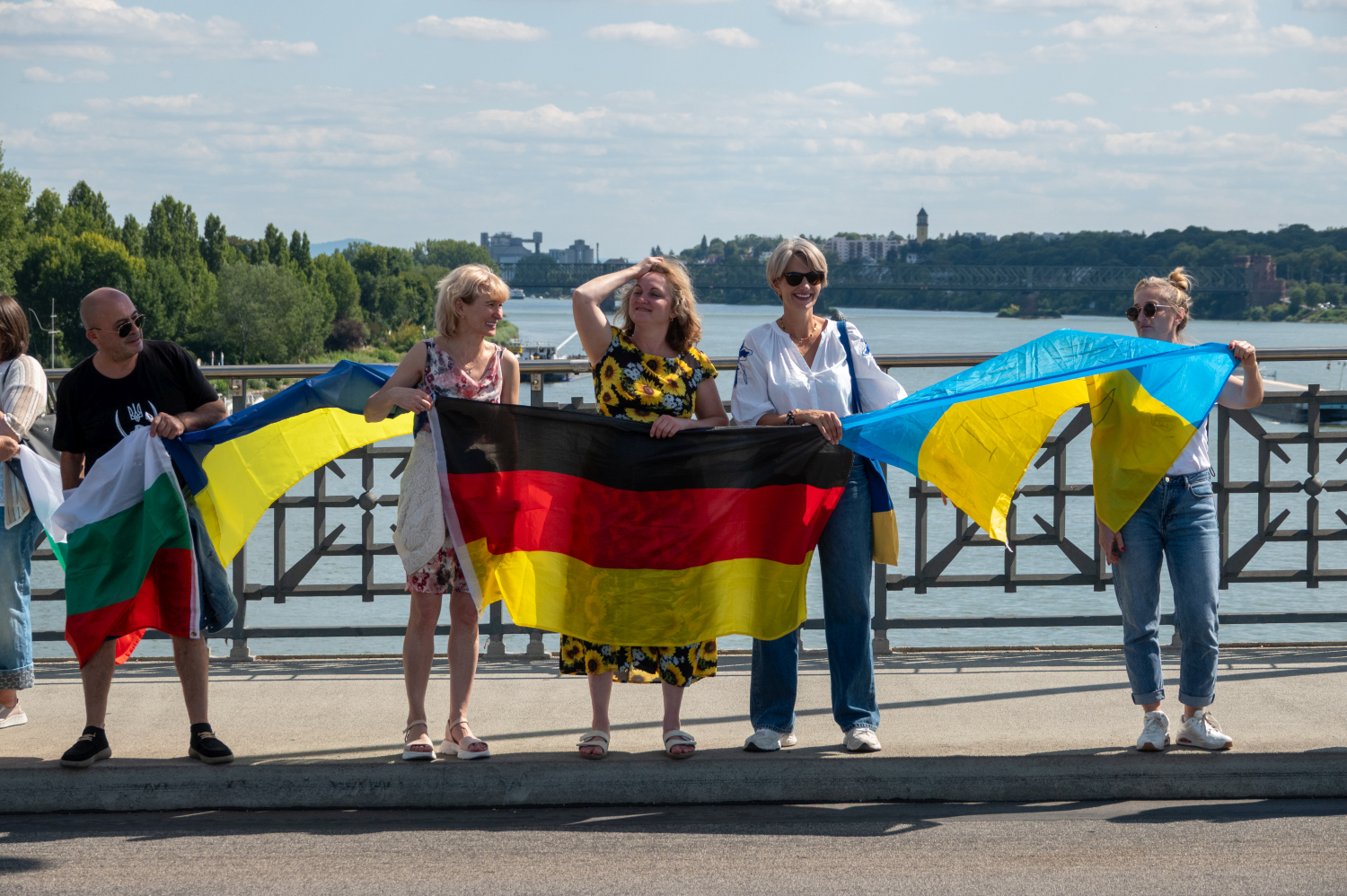 Menschenkette auf der Theodor-Heuss-Brücke: Wiesbaden und Mainz senden starkes Signal für die Ukraine am Sonntag, 24. August 2025.